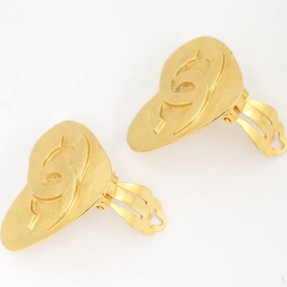 CHANEL CC Logos Heart Clip-On Earrings Gold Tone 95P Auth w/Box w10904